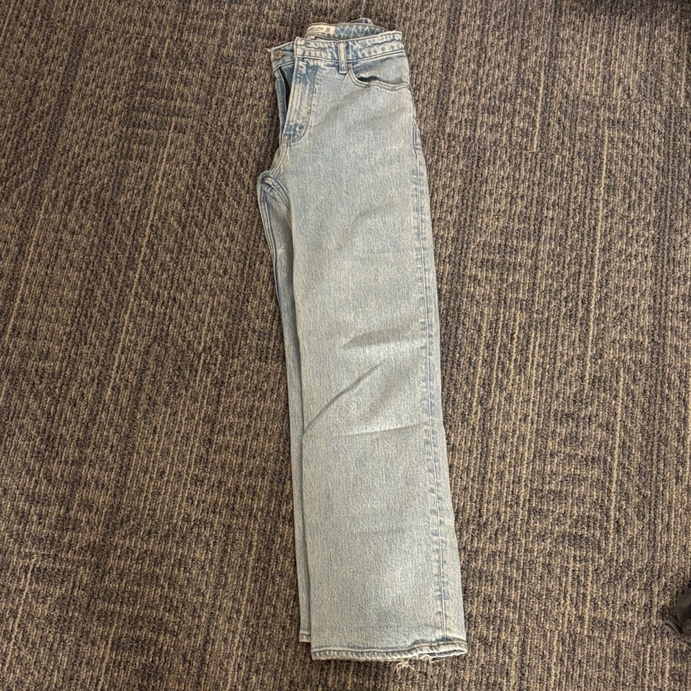 Abercrombie & Fitch Light Blue “90s relaxed high rise” jean (curve love)